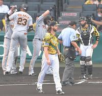 １回、ポランコ（23）に先制３ランを許したウィルカーソン（手前）＝撮影・高部洋祐