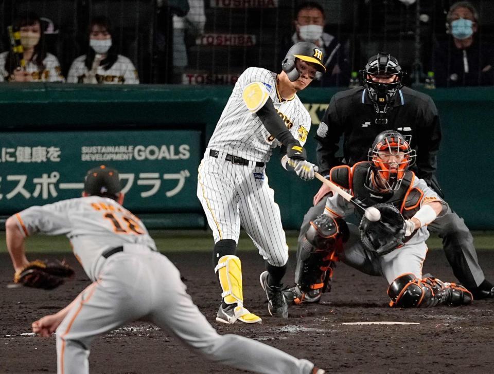 　対巨人（４）戦の５回、佐藤輝が右越えに２ランを放つ。投手菅野、捕手大城＝４月１５日、甲子園