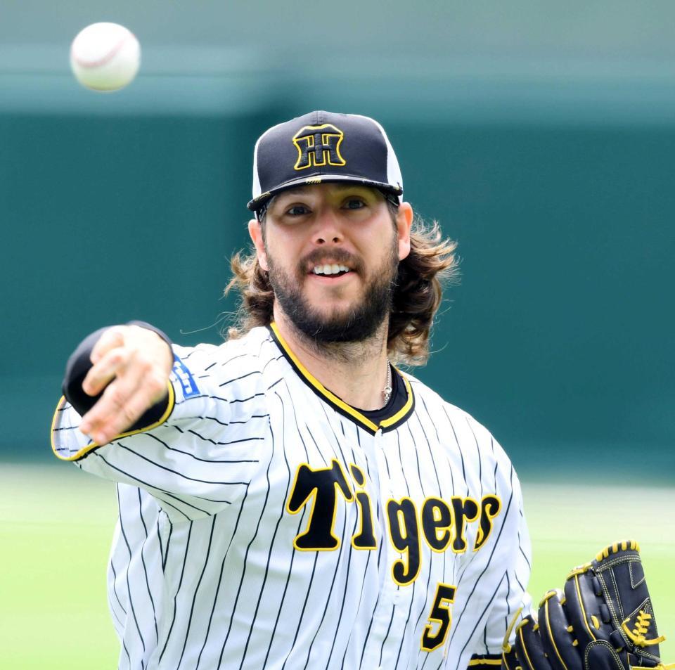 　キャッチボールで調整するウィルカーソン（撮影・田中太一）