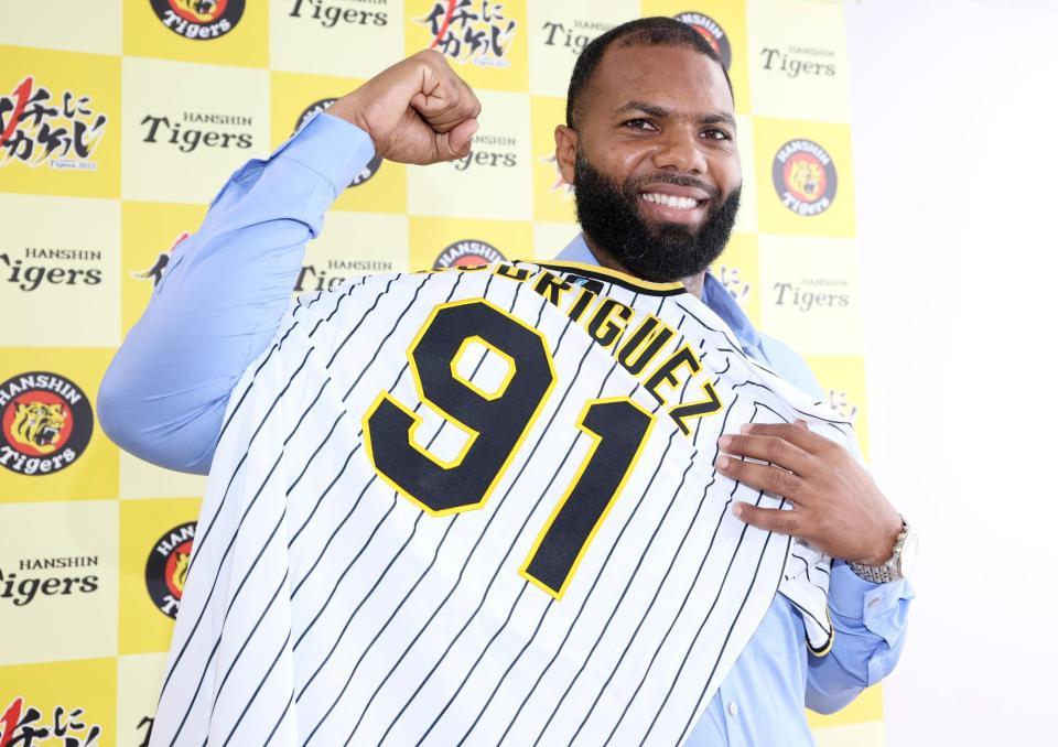 　阪神新入団のロドリゲスは背番号「９１」のユニホームを披露する（代表撮影）