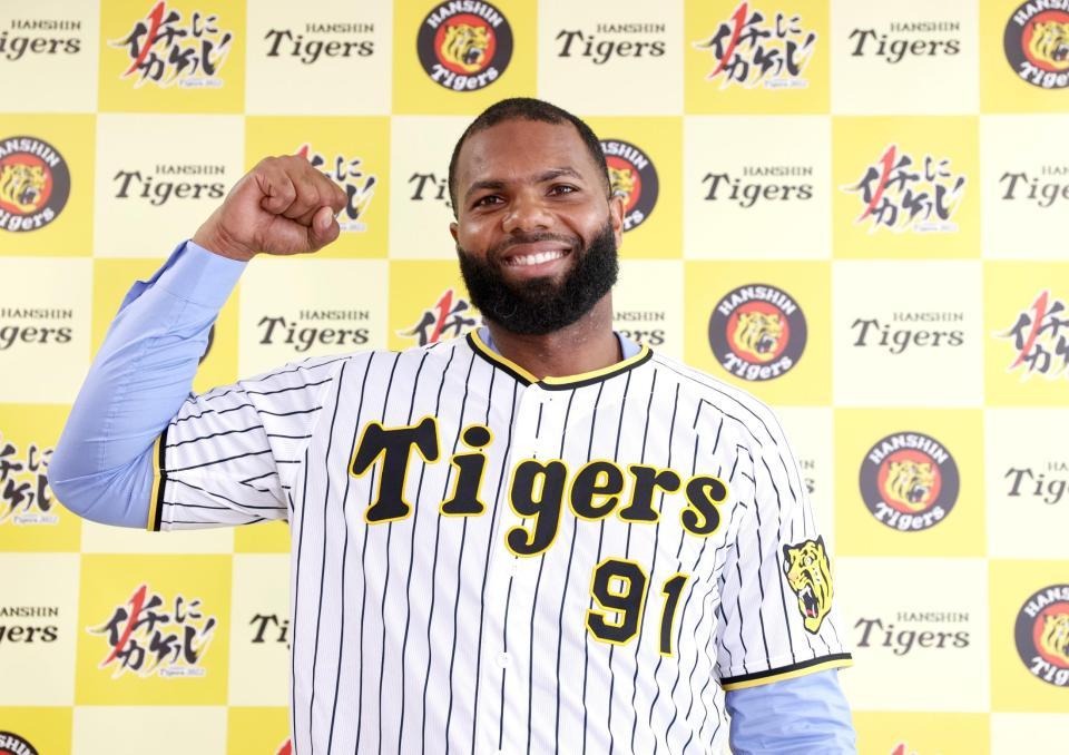 　阪神新入団のロドリゲスは背番号「９１」のユニホームを披露する（代表撮影）