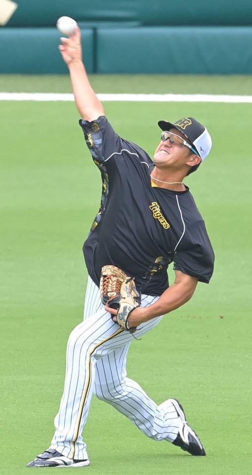 試合前、外野ノックを受け返球する板山（撮影・高部洋祐）