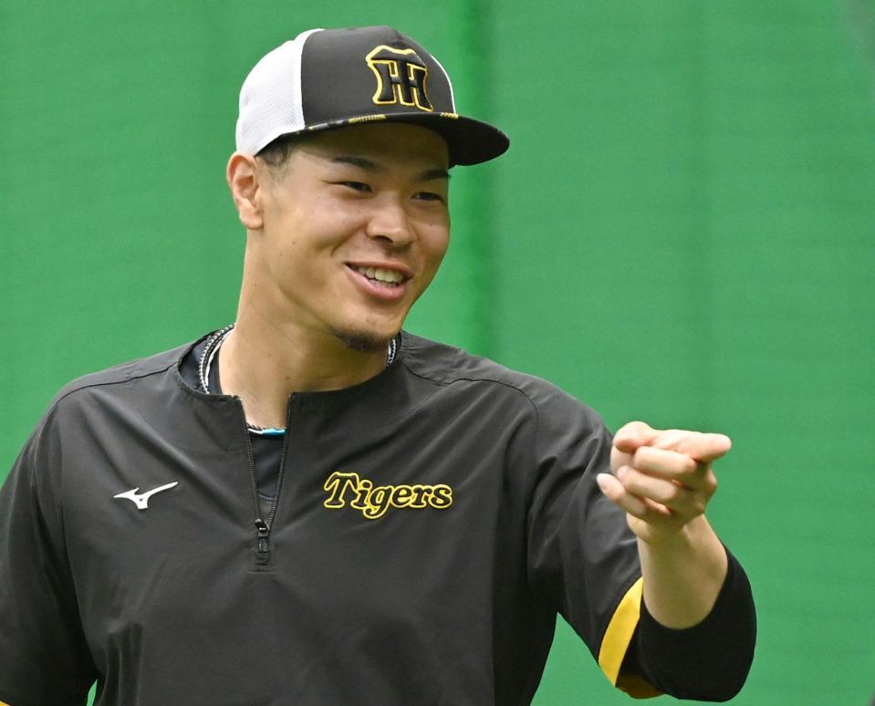 練習前、笑顔を見せる佐藤輝（撮影・田中太一）