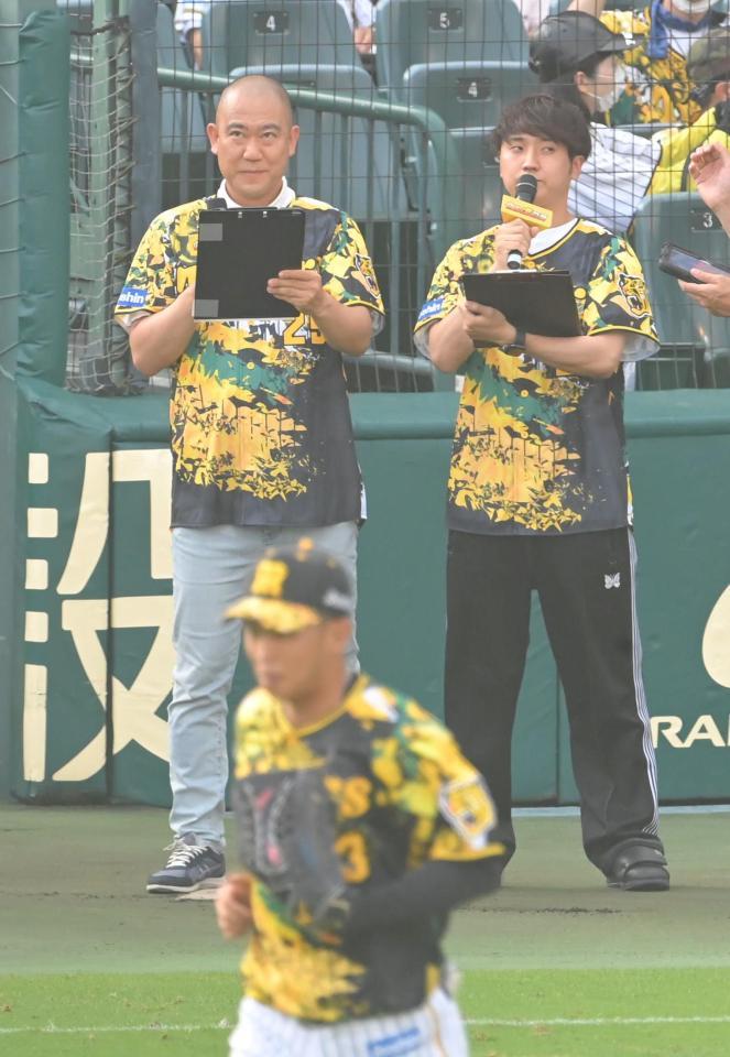 選手紹介するコロコロチキチキペッパーズ（撮影・高部洋祐）