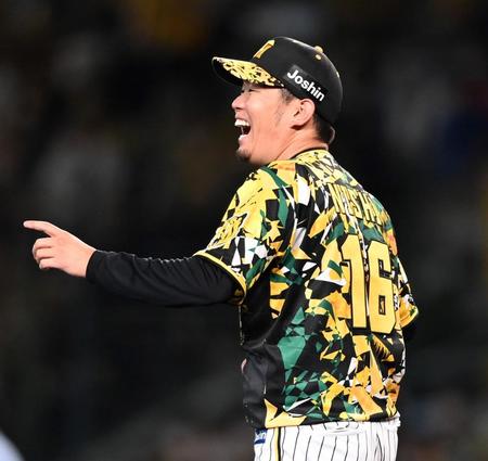 ６回、岡本和を打ち取った西勇は笑顔で野手に声をかける（撮影・田中太一）