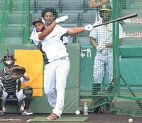 マルテ（後方左）とロハス（同右）が見守る中、フリー打撃で快音を響かせるロドリゲス（撮影・高部洋祐）