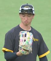 カラフルなグラブで練習する近本（撮影・高部洋祐）