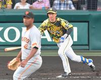 １回、メルセデス（手前）から先制適時打を放つ近本（撮影・高部洋祐）