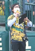 絶叫するおいでやす小田（撮影・高部洋祐）