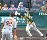 ２回、メルセデス（左）から二塁打を放つ中野（撮影・高部洋祐）