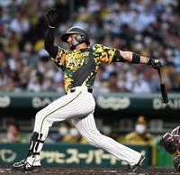 ２回、左前へ適時打を放つ阪神　ジェフリー・マルテ＝甲子園（撮影・田中太一）