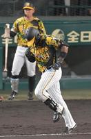 ４回、遊ゴロを打ち、一塁までゆっくり走るマルテ（撮影・高部洋祐）