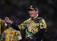 ５回を投げ終え、笑顔でベンチに戻る西勇（撮影・坂部計介）