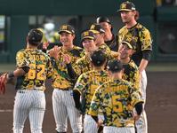 巨人に大勝し、健闘をたたえ合う中野（中央）ら阪神ナイン（撮影・高部洋祐）