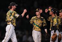 最後を締めたケラーを迎える中野ら阪神ナイン（撮影・坂部計介）