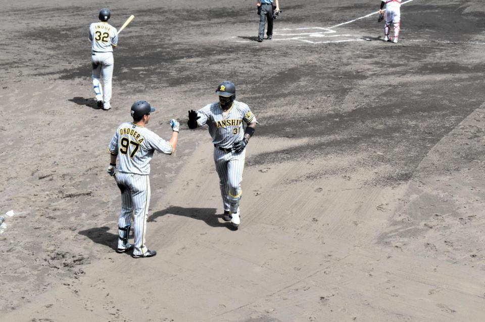 ２本目の本塁打を放ち、生還するマルテ