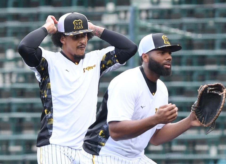 １軍に昇格したマルテ（左）はロドゲリスと一緒にノックを受ける（撮影・田中太一）