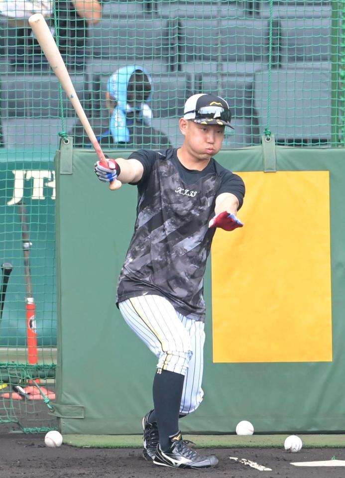 早出で打撃練習に励む糸原（撮影・高部洋祐）