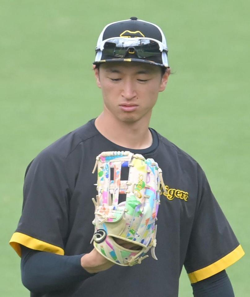 カラフルなグラブで練習する近本（撮影・高部洋祐）