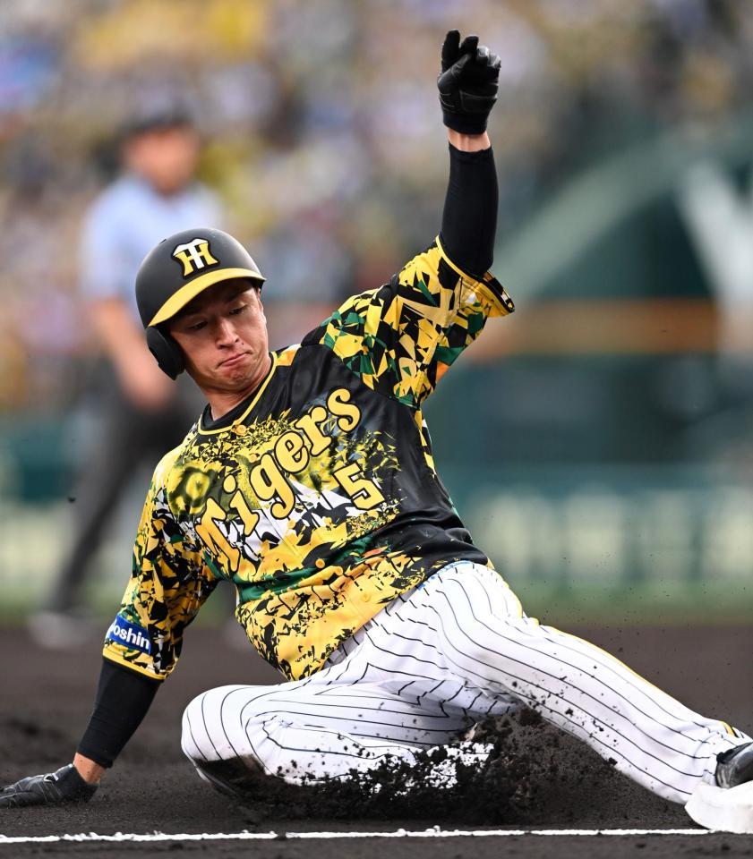 １回、佐藤輝の内野安打で三塁へすべり込む近本（撮影・田中太一）