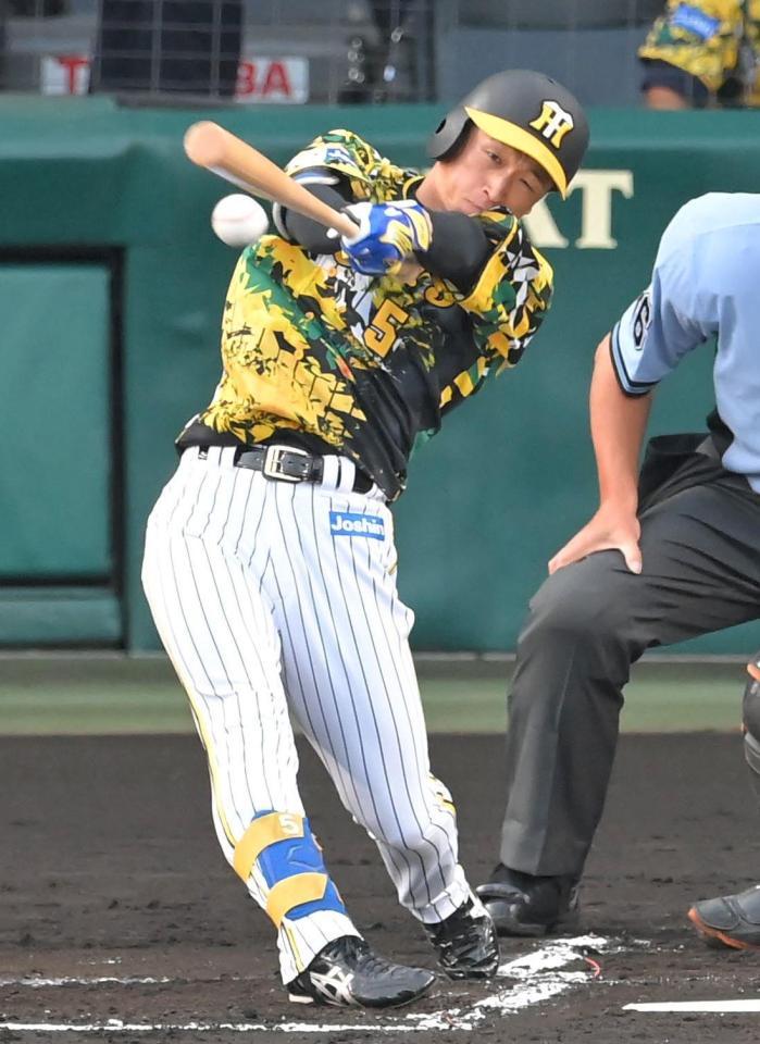 １回、先制適時打を放つ近本（撮影・高部洋祐）