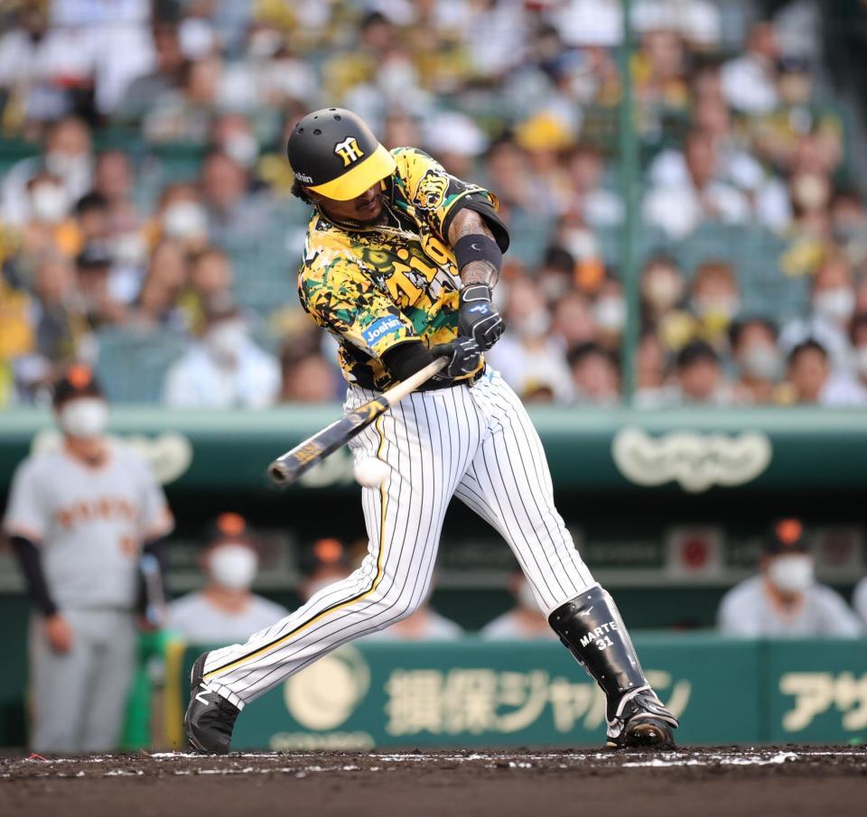 １回、マルテは右前にタイムリーを放つ（撮影・坂部計介）