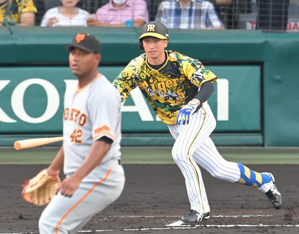 １回、メルセデス（手前）から先制適時打を放つ近本（撮影・高部洋祐）