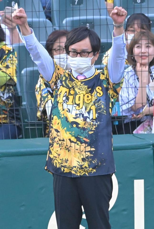 甲子園に駆けつけたおいでやす小田（撮影・高部洋祐）