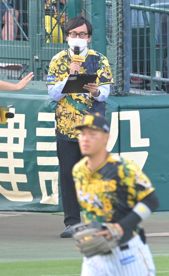 試合前、選手をコールするおいでやす小田。手前は佐藤輝（撮影・高部洋祐）