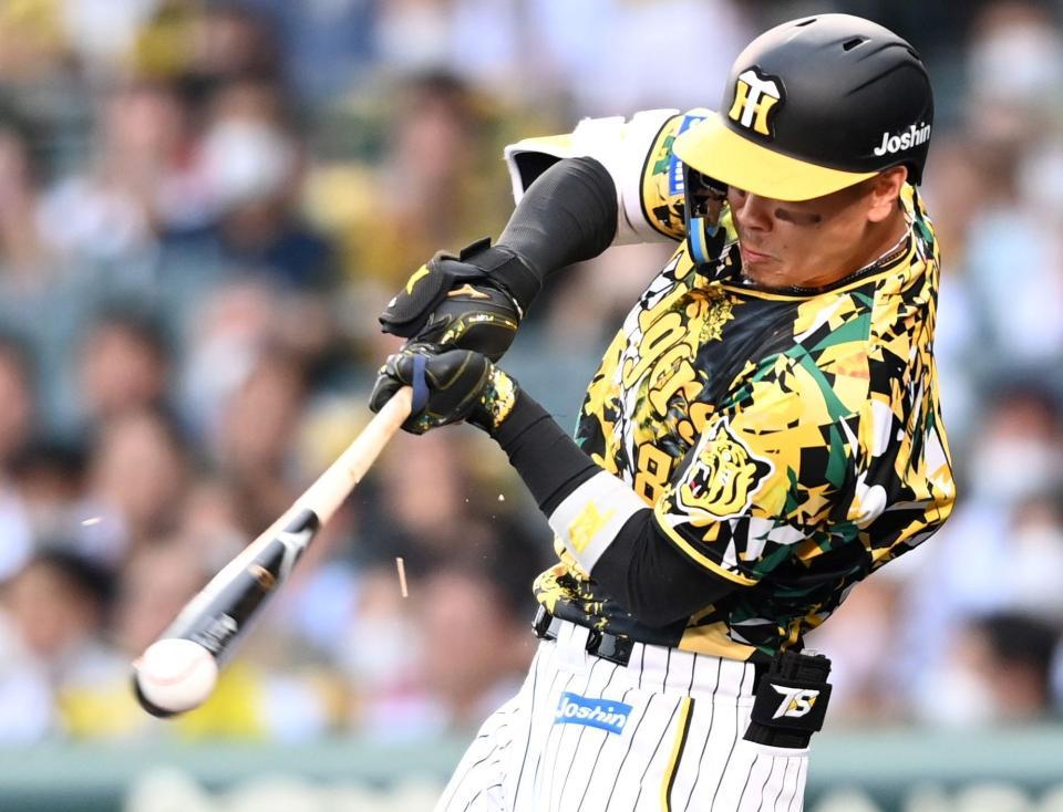 １回、内野安打を放つ佐藤輝（撮影・田中太一）