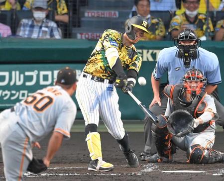 　２回、戸根（手前）から犠飛を放つ佐藤輝（撮影・高部洋祐）