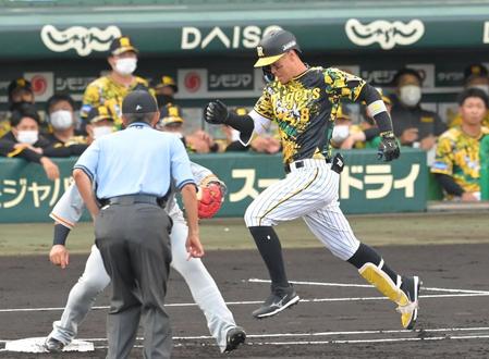 １回、内野安打を放ち、一塁に駆け込む佐藤輝（撮影・高部洋祐）