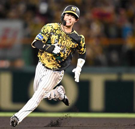 　６回、三塁打を放ち、必死の形相で激走する中野（撮影・田中太一）