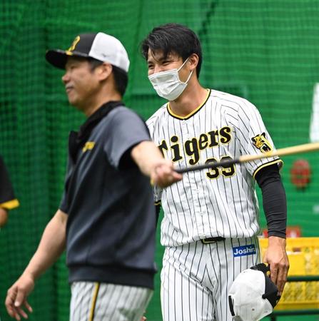 　藤井彰コーチにあいさつする栄枝（撮影・田中太一）