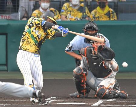 　１回、左前に先制適時打を放つ近本（撮影・高部洋祐）