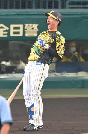 　１回、右翼ポール際の打球が惜しくもファウルとなり、悔しがる近本（撮影・高部洋祐）