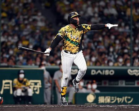 　７回、ロハスは右越えにソロを放つ（撮影・山口登）