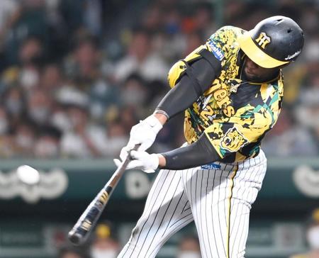 　７回、ソロを放つロハス（撮影・田中太一）