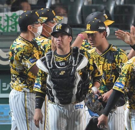 　完封勝利の伊藤将（右）を迎える矢野監督（左）＝撮影・高部洋祐