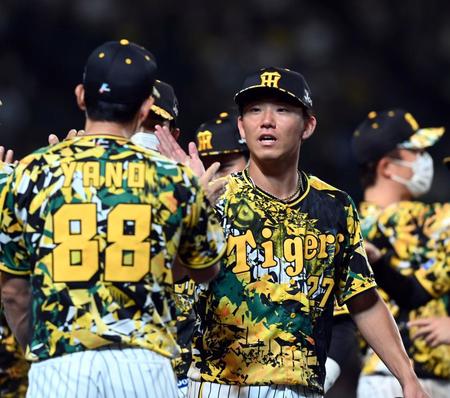 　完封勝利を飾った伊藤将（中央）は矢野監督とタッチする（撮影・山口登）