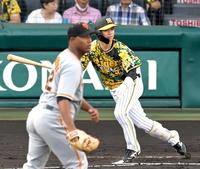 　１回、メルセデス（手前）から左前打を放つ中野（撮影・高部洋祐）