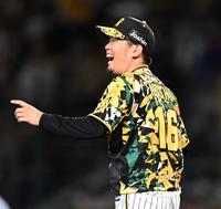 　６回、岡本和を打ち取った西勇は笑顔で野手に声をかける（撮影・田中太一）
