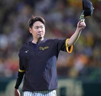 スタンドのファンに帽子を振る西勇（撮影・坂部計介）