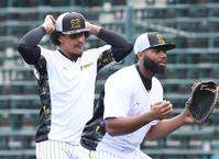 　ロドゲリス（右）はマルテと一緒にノックを受ける（撮影・田中太一）