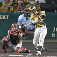 　２点適時二塁打を放つ坂本＝１３日