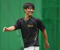 　練習前、笑顔を見せる伊藤将（撮影・田中太一）