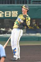 　１回、右翼ポール際の打球が惜しくもファウルとなり、悔しがる近本（撮影・高部洋祐）