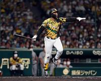 　７回、ロハスは右越えにソロを放つ（撮影・山口登）