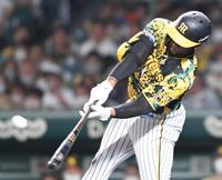 　７回、ソロを放つロハス（撮影・田中太一）