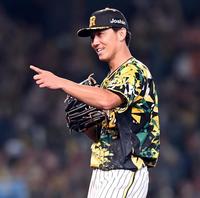 　完封勝利を飾り、笑顔を見せる伊藤将（撮影・山口登）